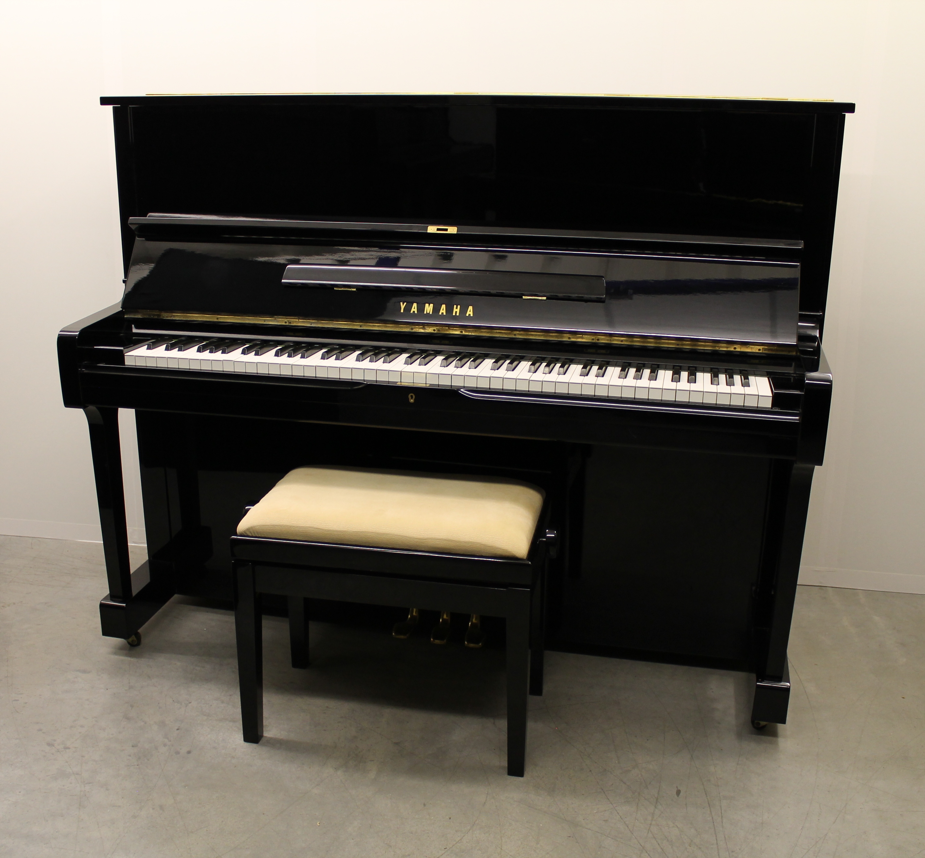 Yamaha U1 - Piano Lobby